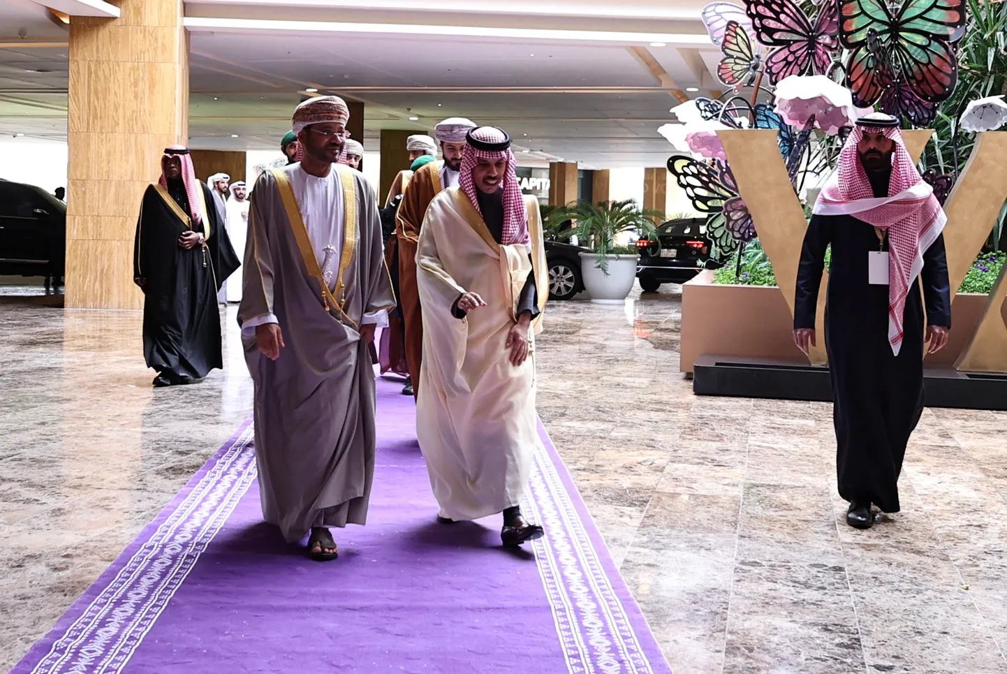 Omaani välisminister Badr bin Hamad Al Busaidi saabumas koos oma Saudi Araabia kolleegi Faisal bin Farhan Al Saudiga 12. jaanuaril Ar-Riyadis kõnelustele Süüria üle.