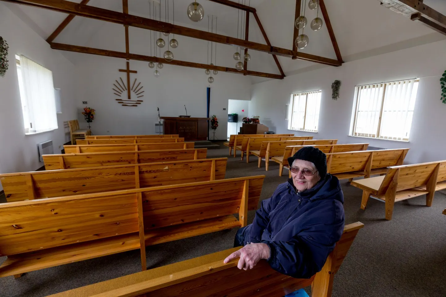 Koguduse juhatuse liige Vilma Ruubel näitas kahe aasta eest müüki pandud kiriku avarat saali.