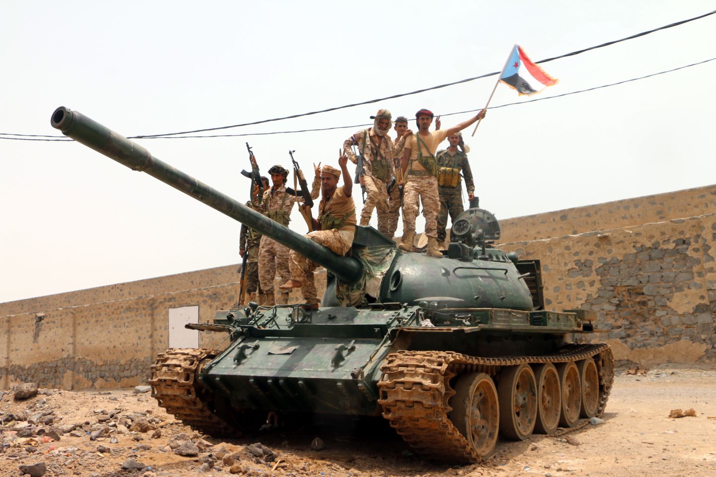 Araabia Ühendemiraatide toetusega Lõuna-Jeemeni separatistid laupäeval Adenis valitsusvägede tanki kohal separatistlikku lippu lehvitamas.