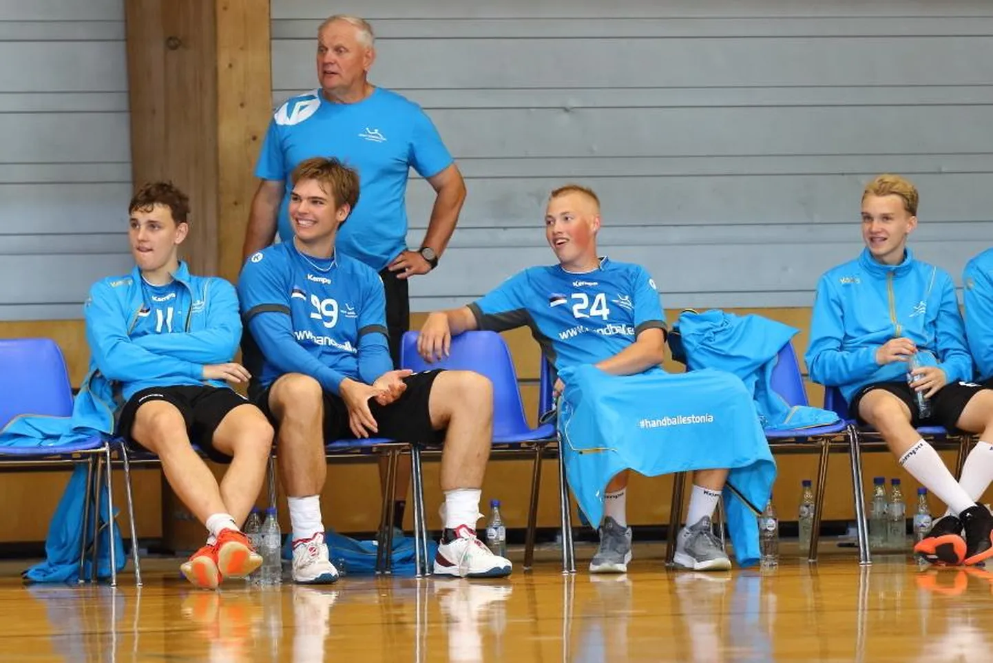 Eesti U18 koondis asub järgmisel nädalal Rumeenias Euroopa meistrivõistluste B-divisjoni mängudes püüdma pääset finaalturniirile. Nende seas on kaks Viljandi HC noormängijat Robin Liinsoo ja Hendrik Koks (vasakult kolmas). Enne Rumeeniasse lendamist mängis Eesti koondis Riias kontrollkohtumise Läti ja Leedu vastu, millest ta mõlemad võitis.
