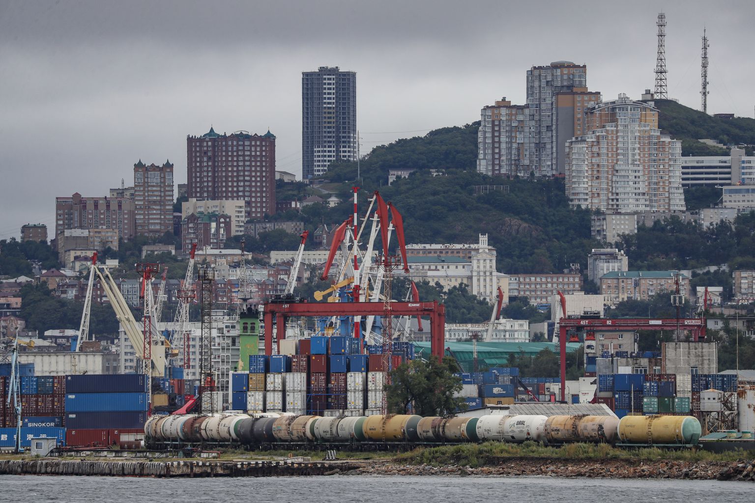 Vaade Vladivostoki sadamale. Jaapani diplomaat Motoki Tatsunori töötas linnas konsulina.
