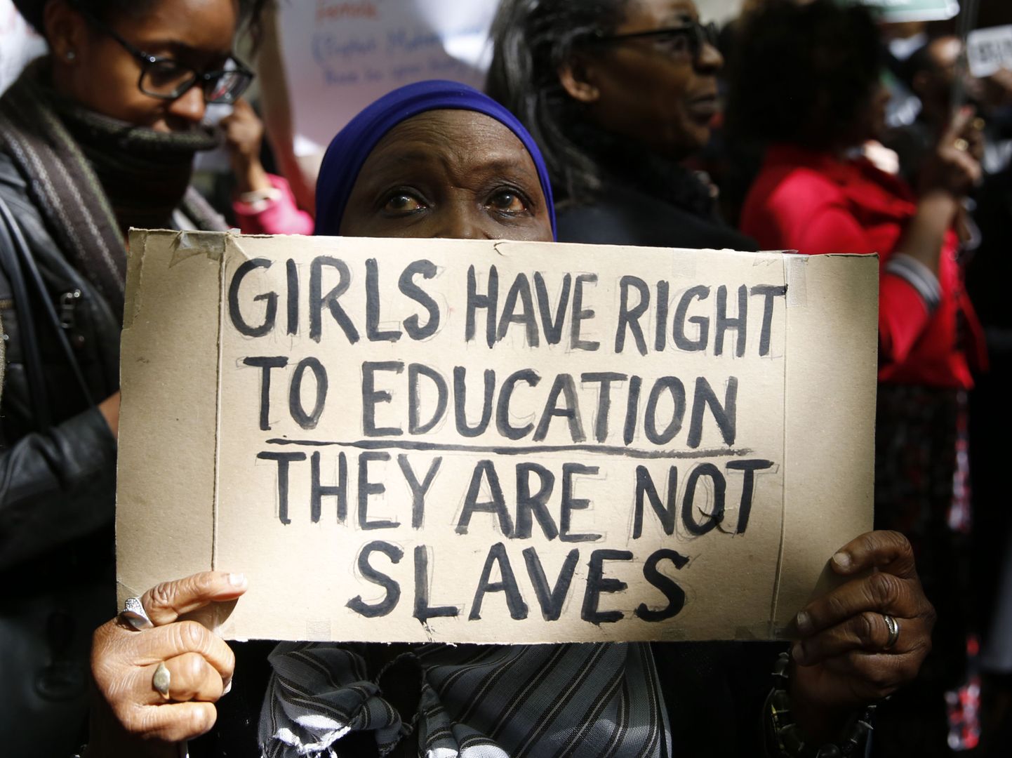 Tüdrukute vabastamist nõudvad meelavaldajad Nigeeria saatkonna ees Londonis.