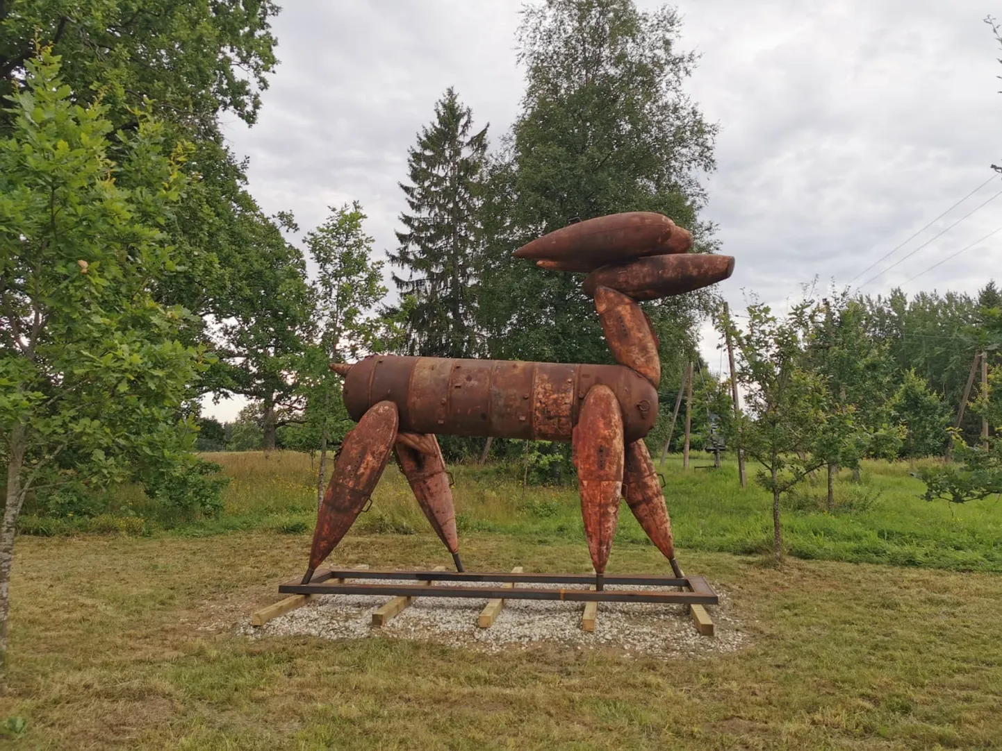 Mati Karmini miinidest põdraskulptuur Postiteel.