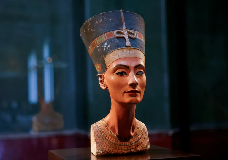 Vana-Egiptuse kuninganna Nofretete büst Saksamaa Berliini Egiptuse ja papüüruse muuseumis
