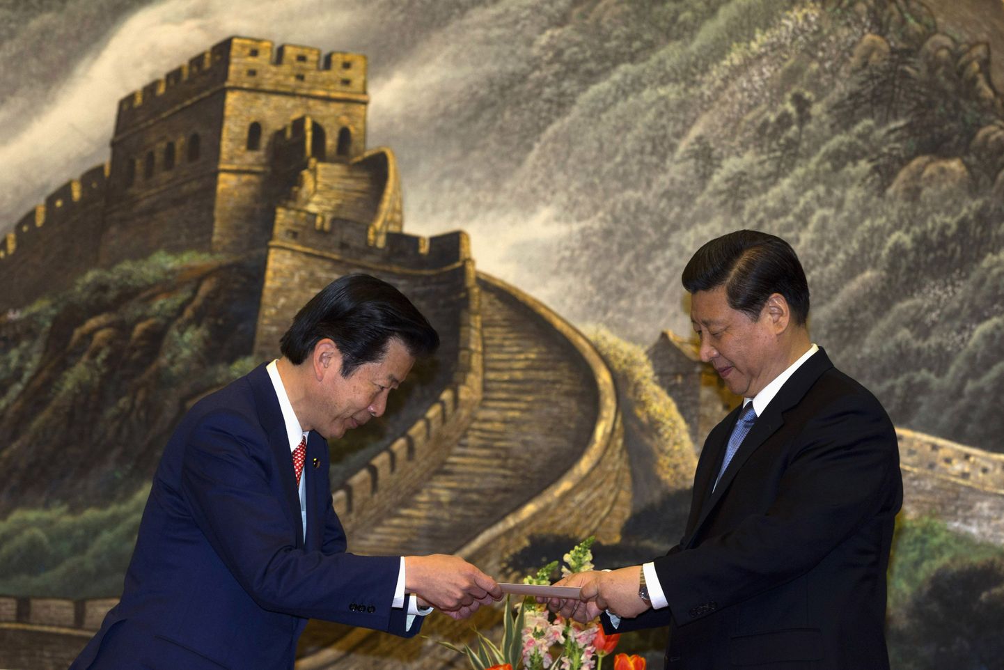 Natsuo Yamaguchi (vasakul) ulatamas Hiina liidrile Xi Jinpingile kirja Jaapani peaministrilt.