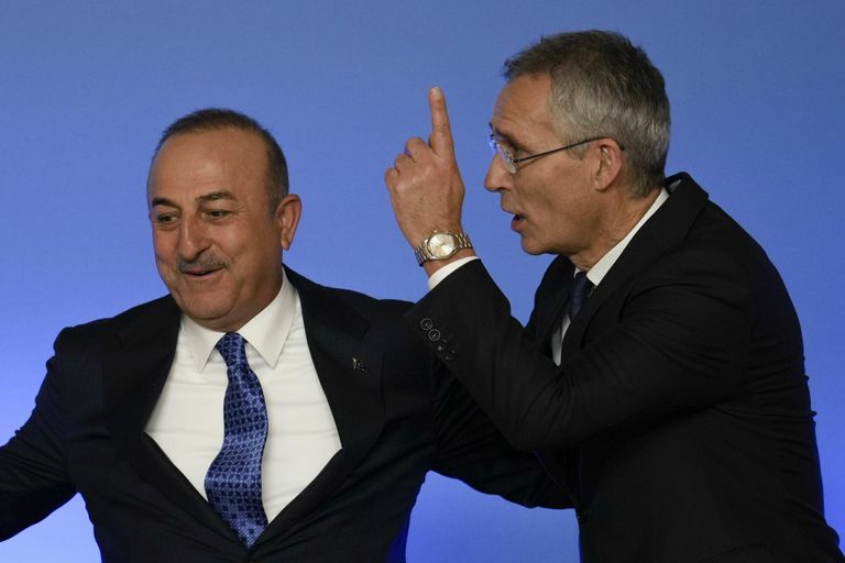 NATO peasekretär Jens Stoltenberg 29. novembril 2022 Türgi välisministri Mevlüt Çavuşoğluga viiplemas. Türgi on NATOs olnud peamine rahukõneluste ärgitaja Ungari kõrval.