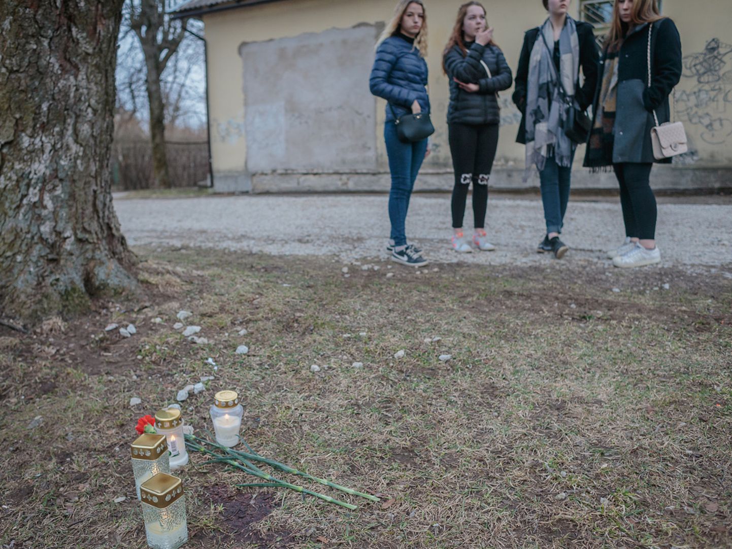15-aastase Nastja sõbrannad tapmispäeval kuriteopaigal oma sõbrannat leinamas.