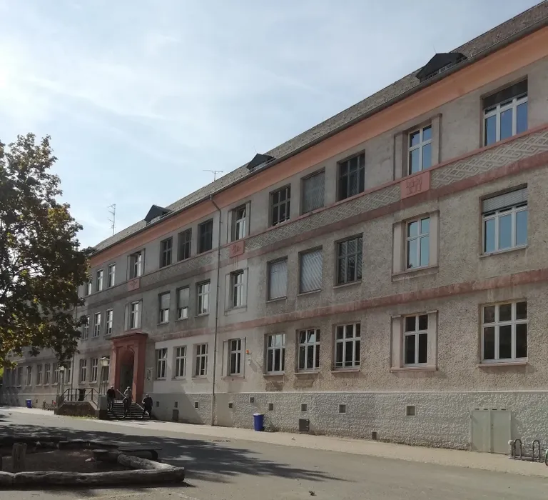 Школа, в которой работает Анне.
