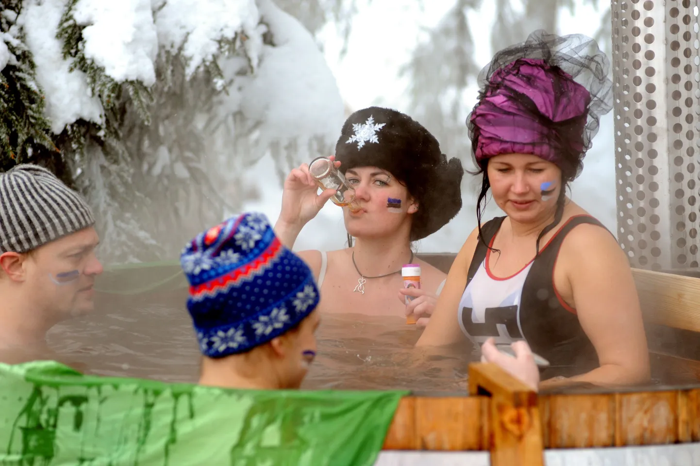 Suusafännid tünnisauna mõnusid nautimas.