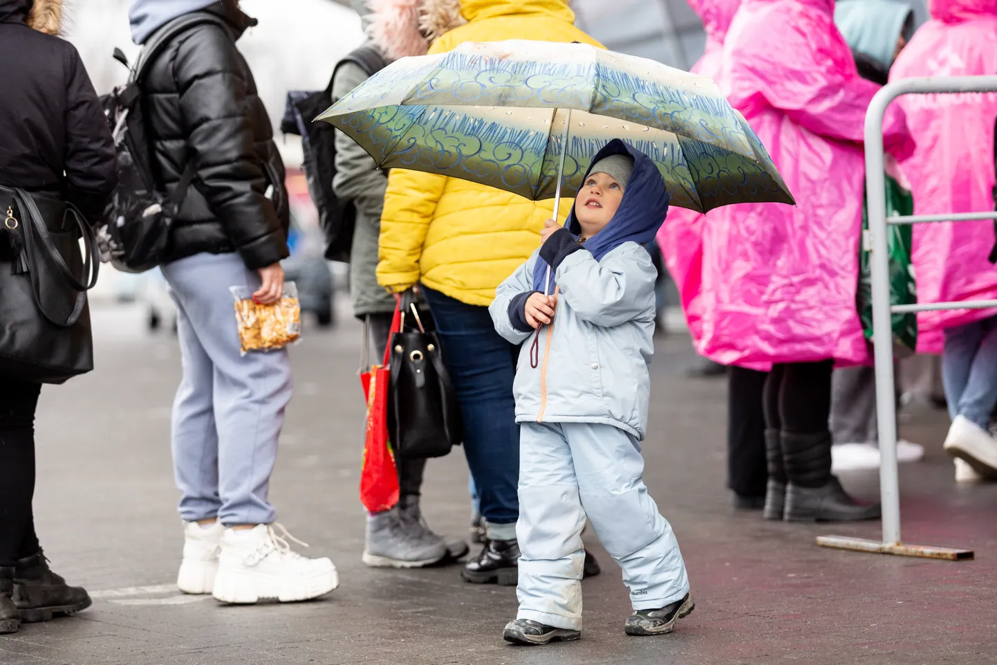 Väike Ukraina poiss 31. märtsil Poolas, Krakowis sõjapõgenike registreerimise järjekorras.