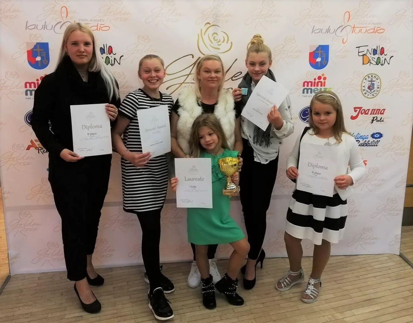 Muusikastuudio Cantabile õpilased noppisid rahvusvahelisel lauluvõistlusel kõrgeid kohti. Pildil Sandra Vesseluha, Marcella Emilie Soonik, Hedi-Kai Pai, ees karikaga Emilia Sõukand, Madli Engely Kõuts ja Marta Kaasik.