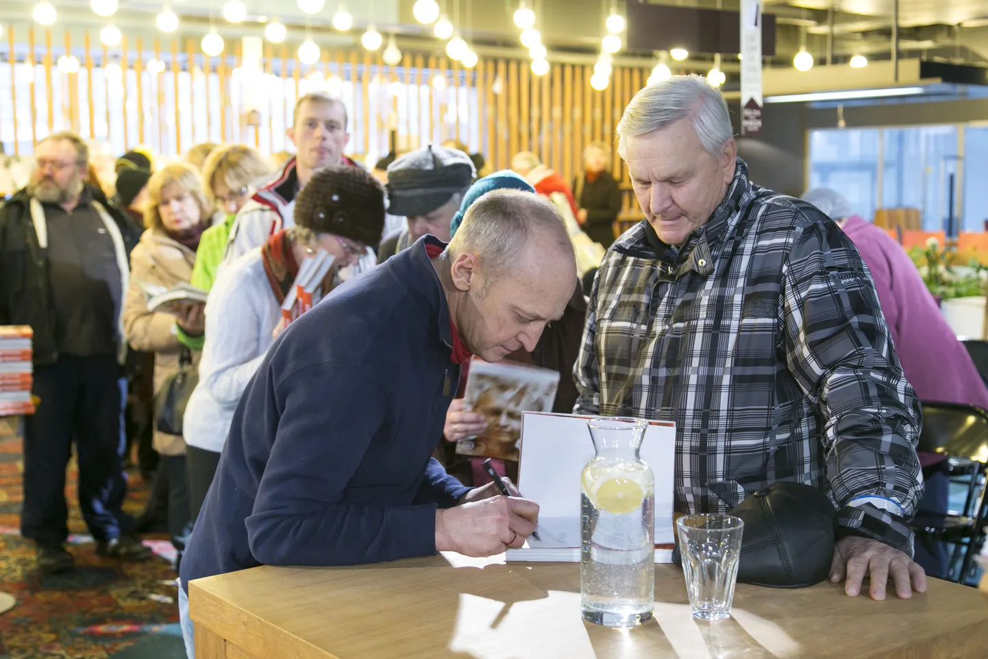 Ajakirjanik Vahur Kersna esitles täna Rahva Raamatus oma raamatut «Ei jäta elamata».