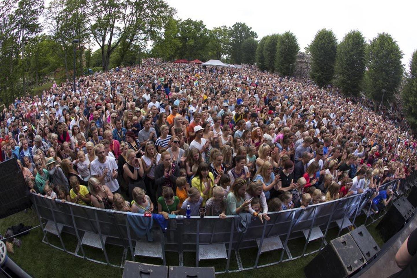 Tuhandeid kuulajaid kohale meelitanud Curly Strings lõi 23. Viljandi pärimusmuusika festivali publikurekordi. Nii suurt hulka inimesi pole Kirsimäel varem nähtud.