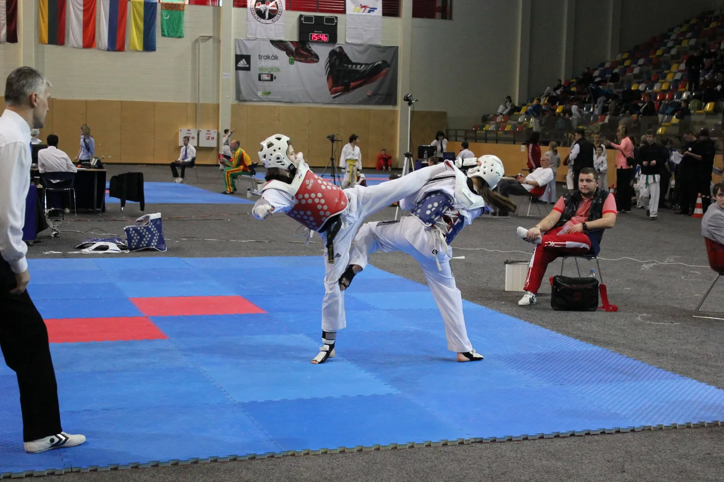 Marta Kiigemägi (punase kaitsevestiga) võitmas kulda kehakaalus kuni 49 kg.