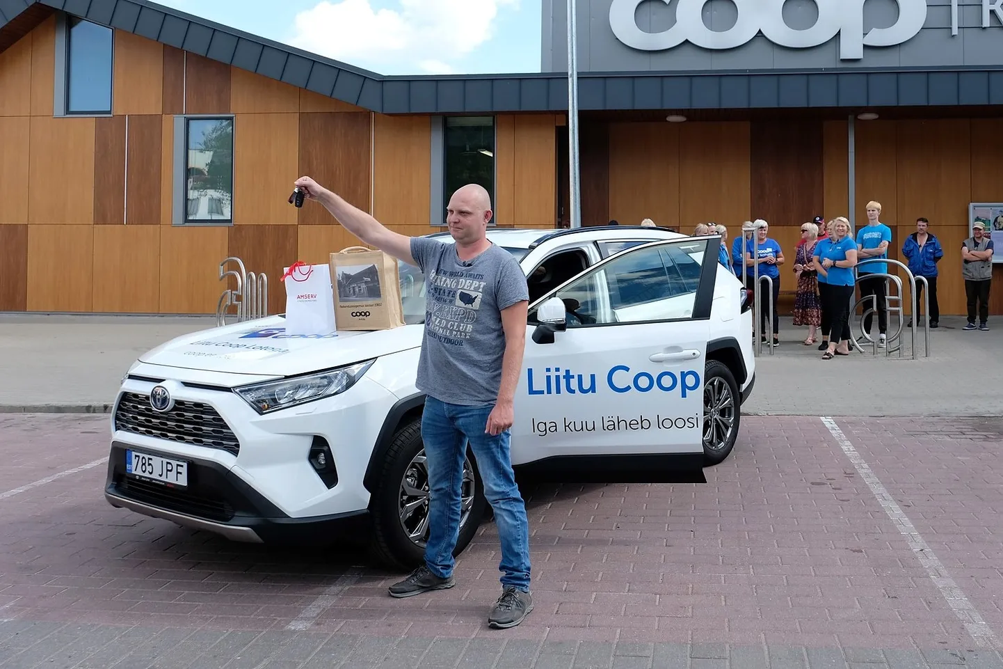 Antsla valla mees Jaan Ivask sai teisipäeval kätte Coop Lotoga võidetud sõiduauto Toyota RAV4 Hybrid.