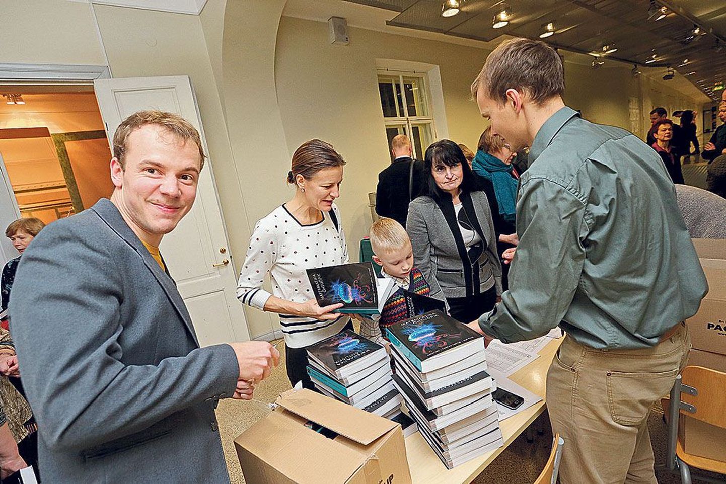Autorid Juhan Aru (paremal) ja Kristjan Korjus jagasid nii enne kui pärast teisipäevaõhtust esitlust raamatuid, kirjutasid sinna autogramme ning võtsid vastu õnnesoove.