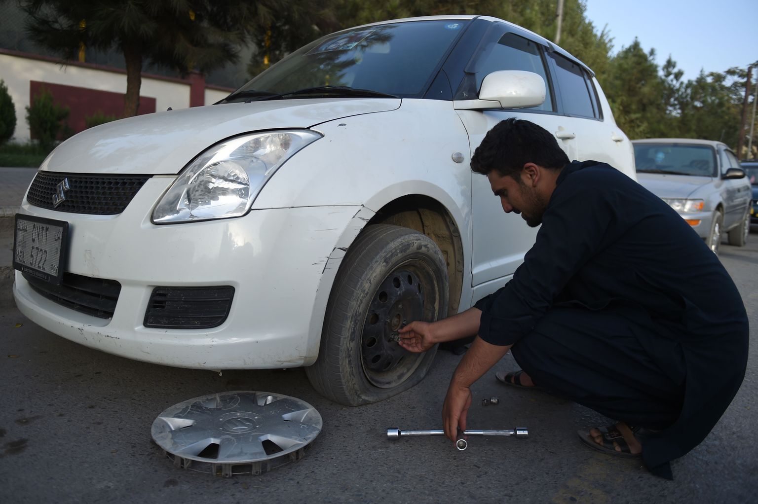 Halb üllatus: Kabuli politsei lõikas kaitseks varaste eest sel mehel autorehvid katki.