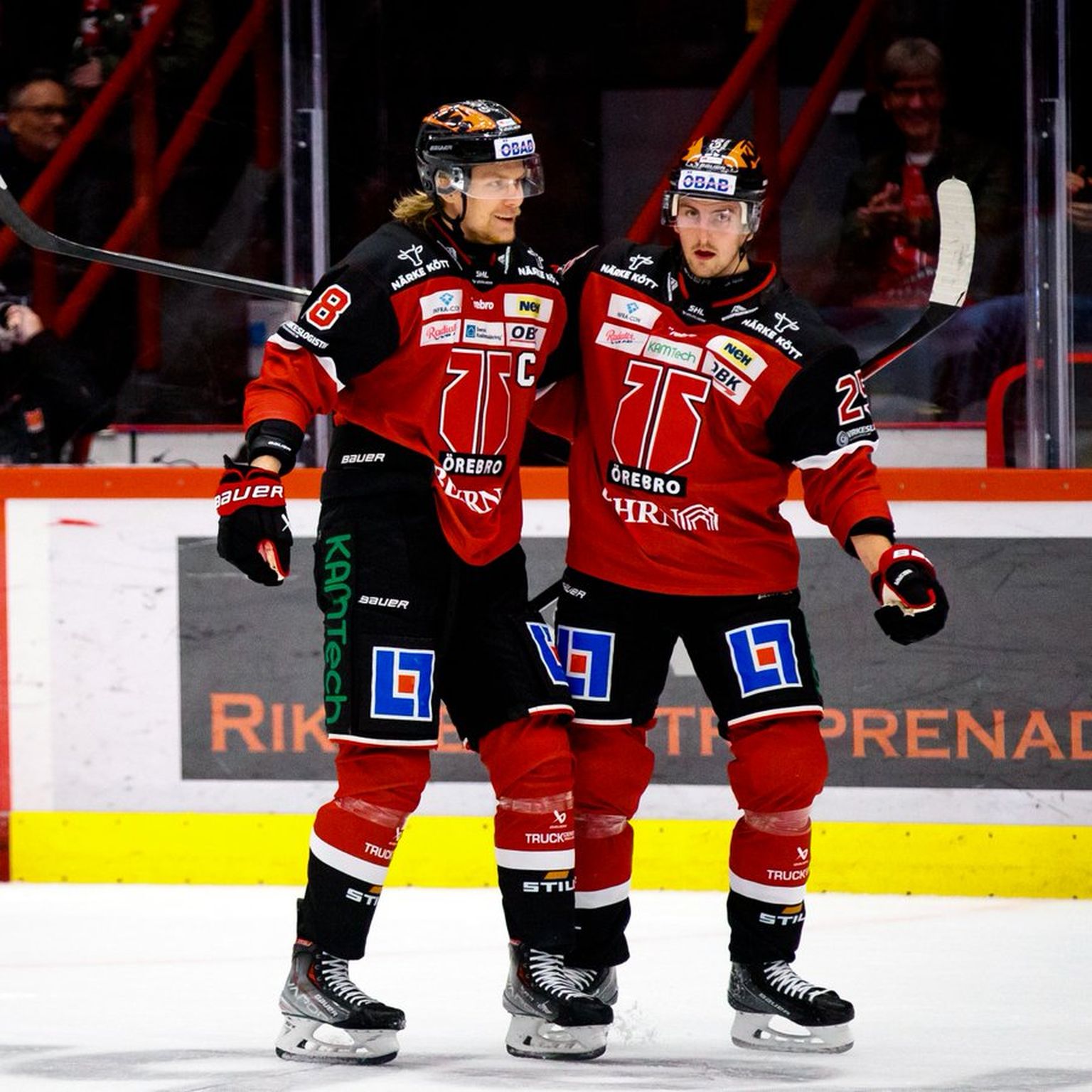 Latvijas hokejists Rodrigo Ābols (pa kreisi)