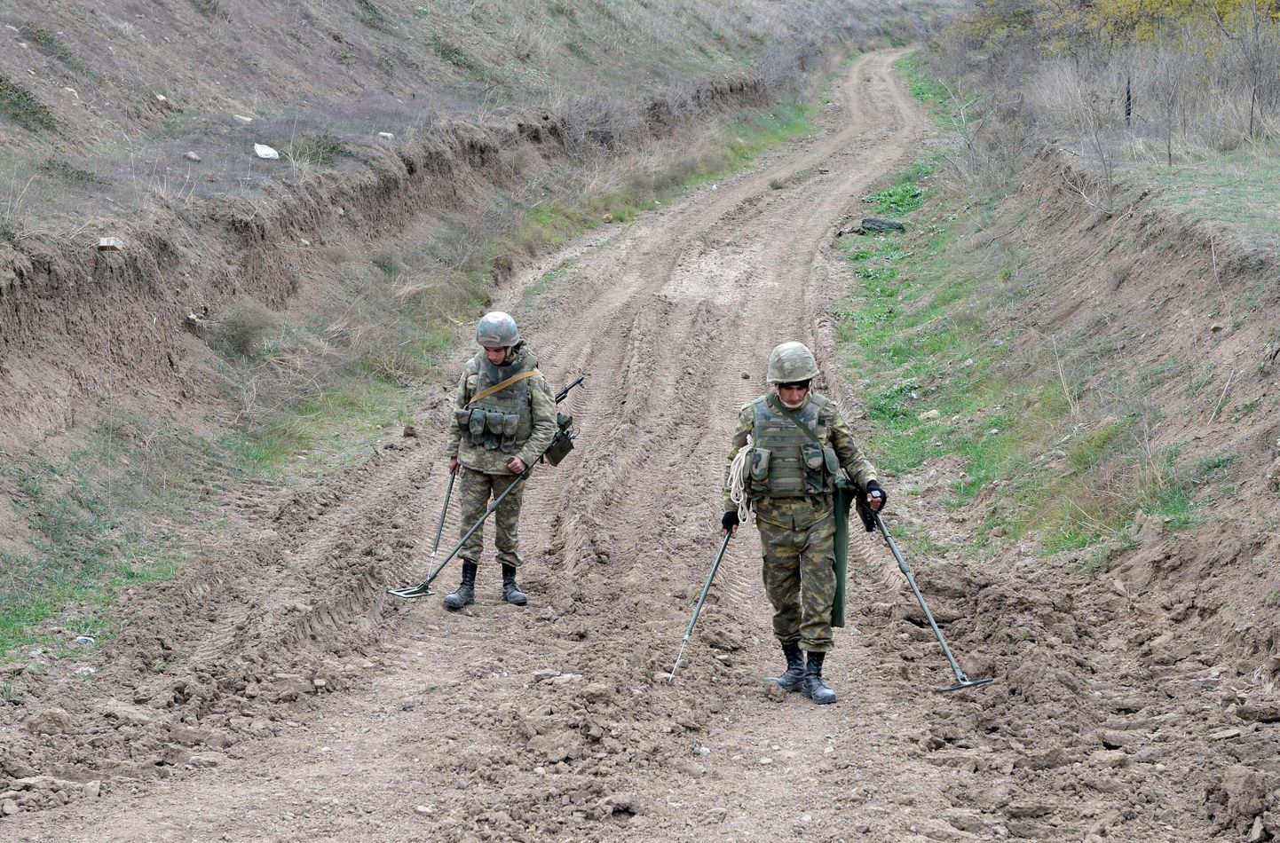 Aserbaidžaani sapöörid miine otsimas. Foto on illustratiivne.