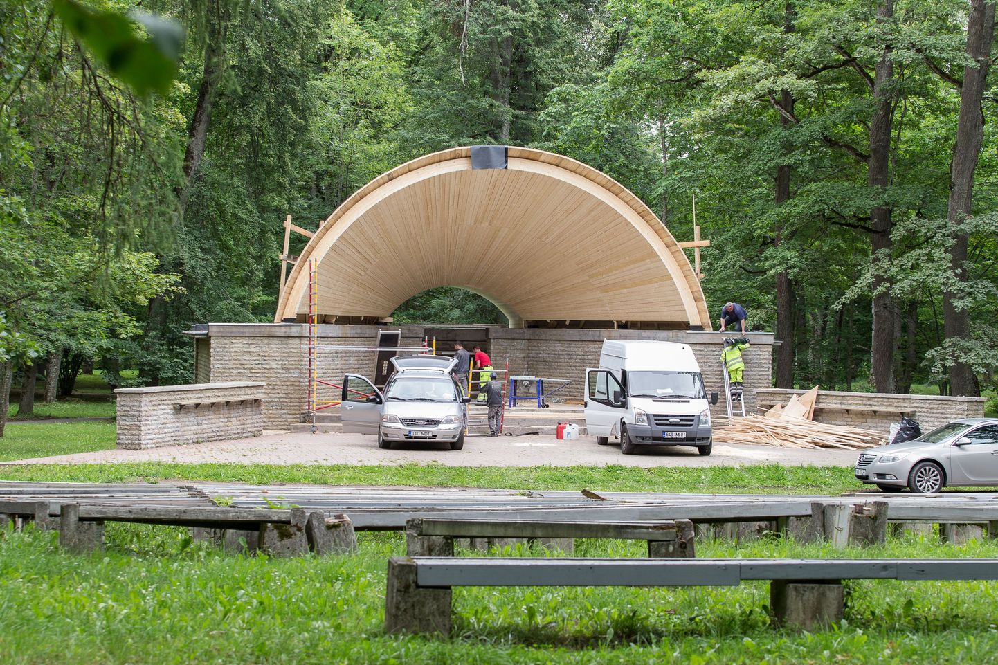 Певческая сцена в Йыхвиском парке была обновлена этим летом.