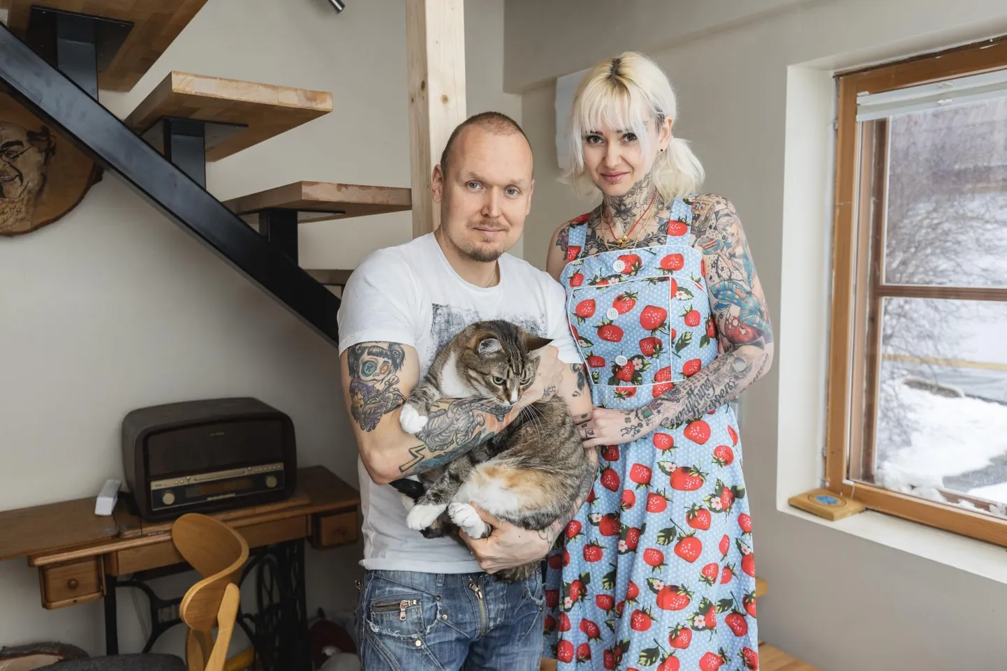 «Näiteks abikaasa jaoks oli üks minusse armumise põhjusi just see, et mul on hulgiskleroos: ma olen selline õrnake ja mind peab hoidma,» tõdeb Helery Tõkke.