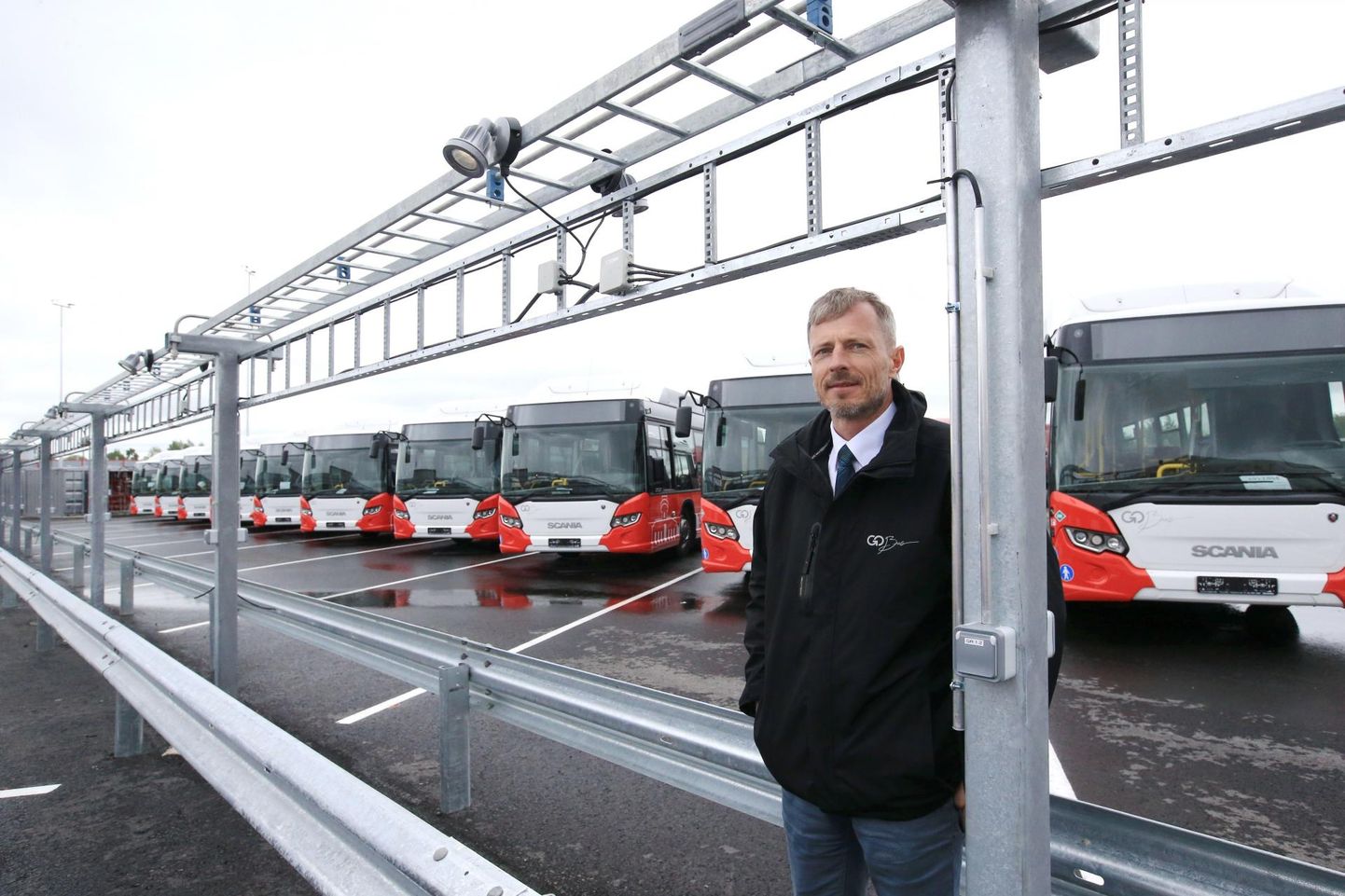Go Busi Lõuna piirkonna juht Kalle Saviste Tartu uute linnaliinibusside taustal. Go Bus otsib endiselt bussijuhte ning oodatud on kõik, kellel vastav kvalifikatsioon taskus.