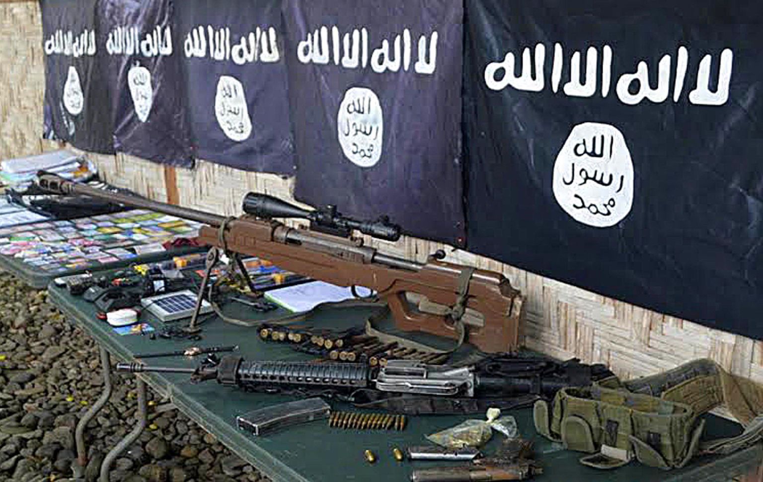 Islamiriigi võitlejatelt konfiskeeritud lipud, relvad ja laskemoon