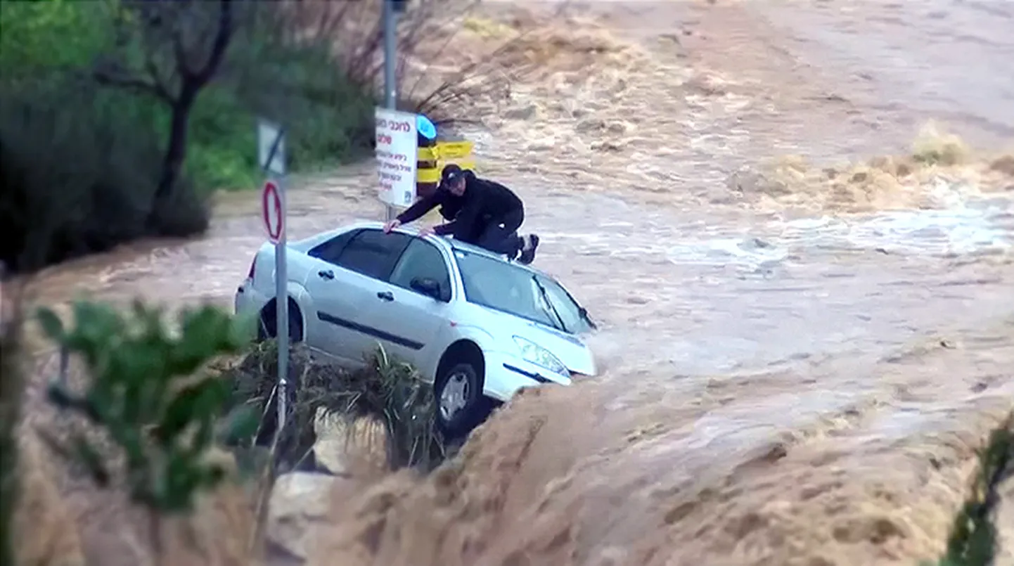 Iisraelis jäi mees tulvavee tõttu auto katusele lõksu ja vajas päästmist