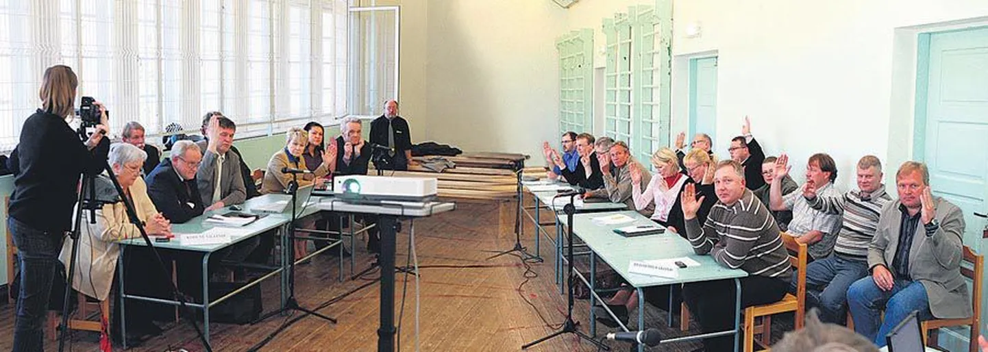 Püsti tõstetud käed andsid Valuoja kooli võimlas rohelise tee Viljandi koolide muutumisele, mis kahe aasta pärast peaks tegelikkuseks saama.