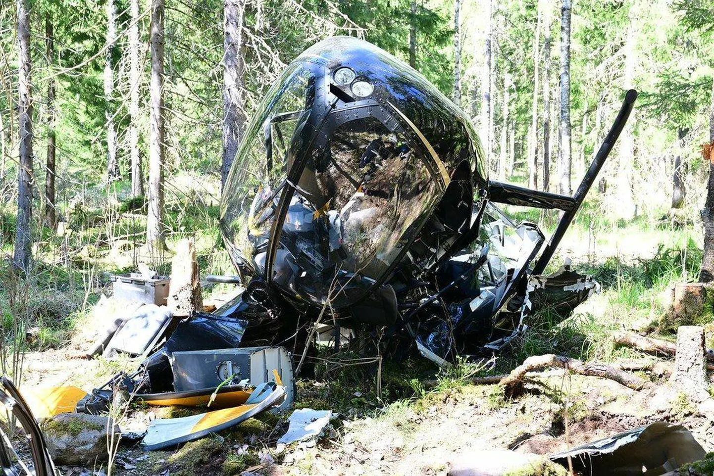 Üks kopter süttis pärast kukkumist põlema ning hävines pea täielikult. Teine jäi kukkudes katuse peale lebama.
