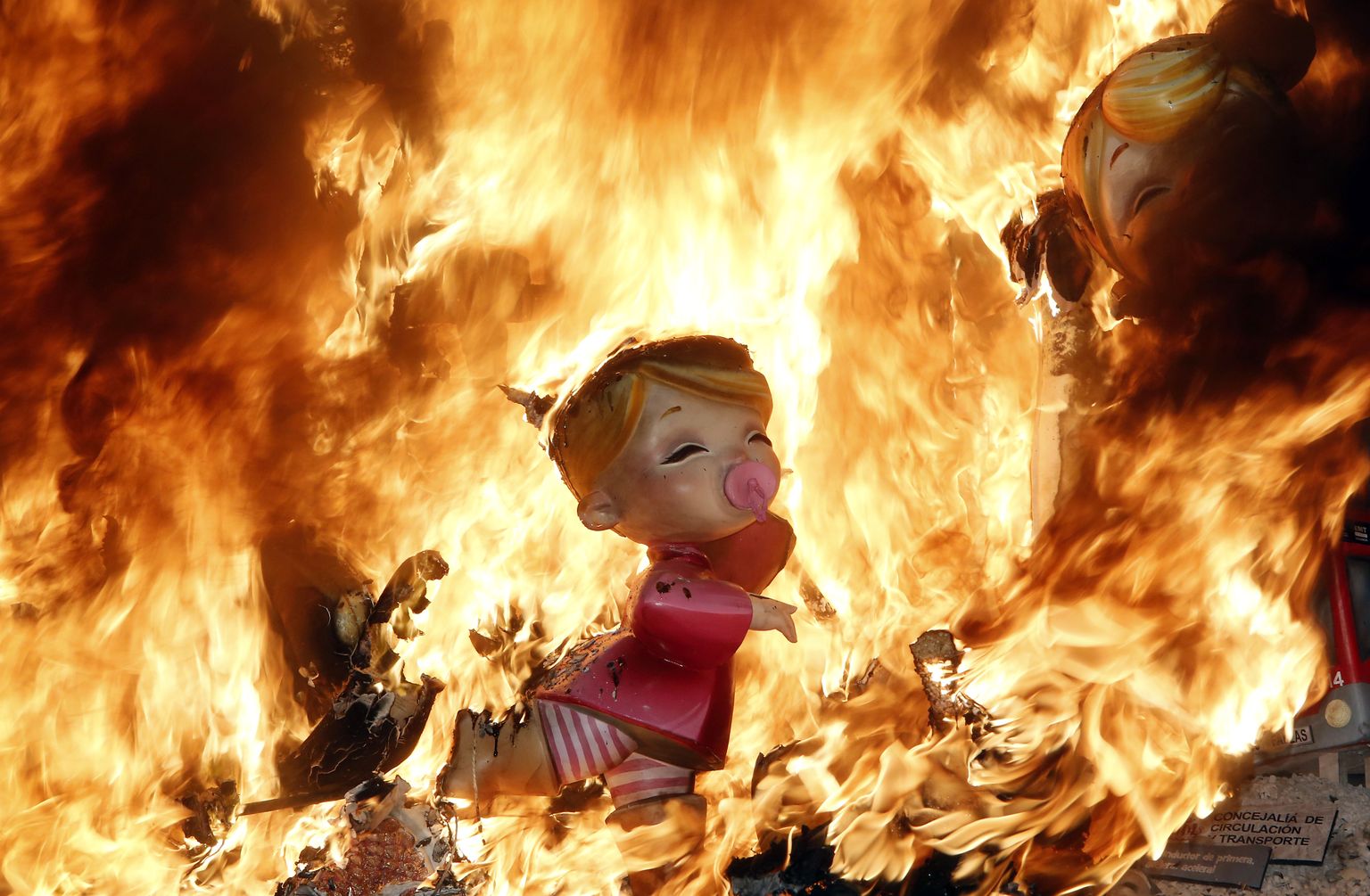 Skulptuuride põletamine Fallase festivalil Valencias, Hispaanias.