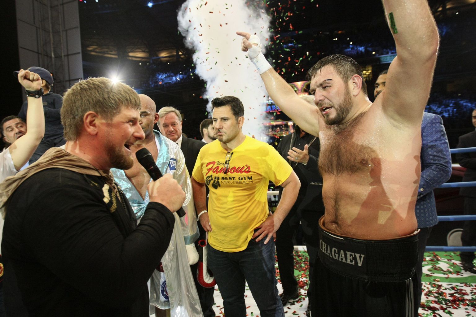 Ramzan Kadõrov rõõmustamas tšetšeeni poksija Ruslan Tšagajevi võidu üle.