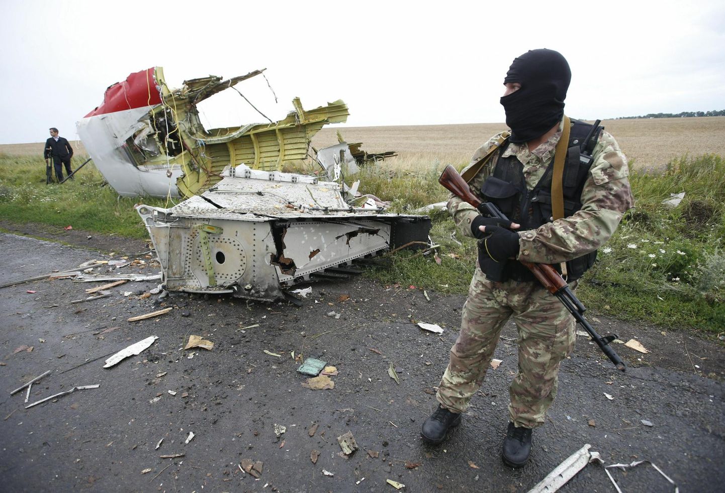 Venemaa mahitatud mässuline Malaysia Airlinesi lennu MH17 vraki juures Ida-Ukrainas Hrabove lähistel päev pärast katastroofi 2014. aasta juulis. 