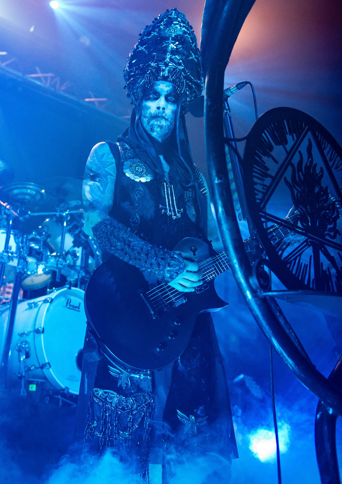 Poola blackened death metali lipulaeva Behemothi juht Nergal kontserdil.