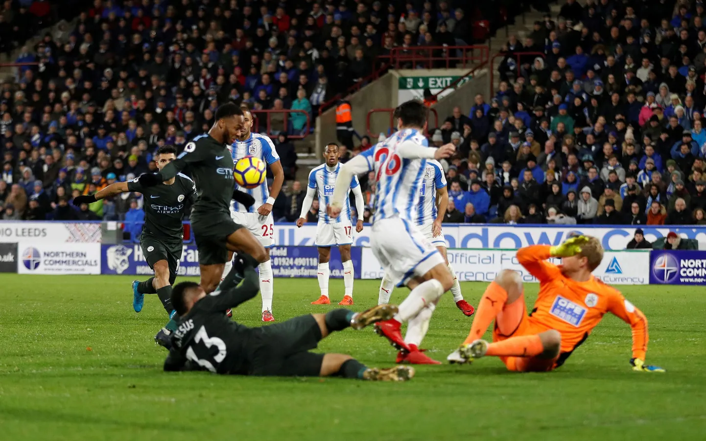 Raheem Sterling «lõi» Manchester City võiduvärava, kui pall vastu teda põrkas.