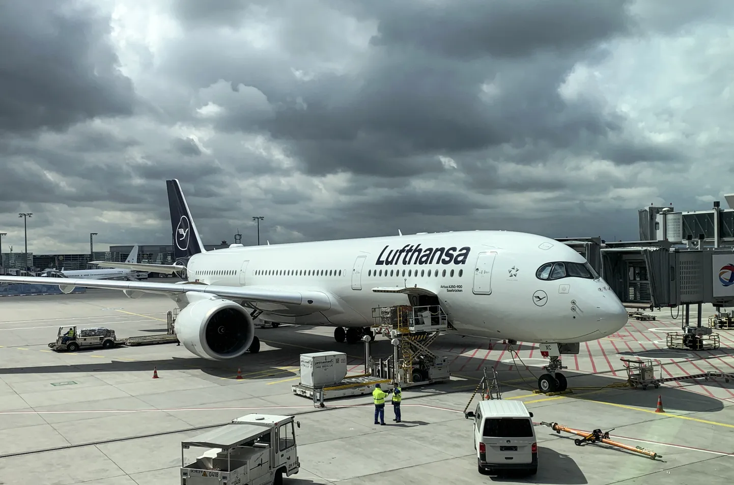 Самолет Lufthansa.