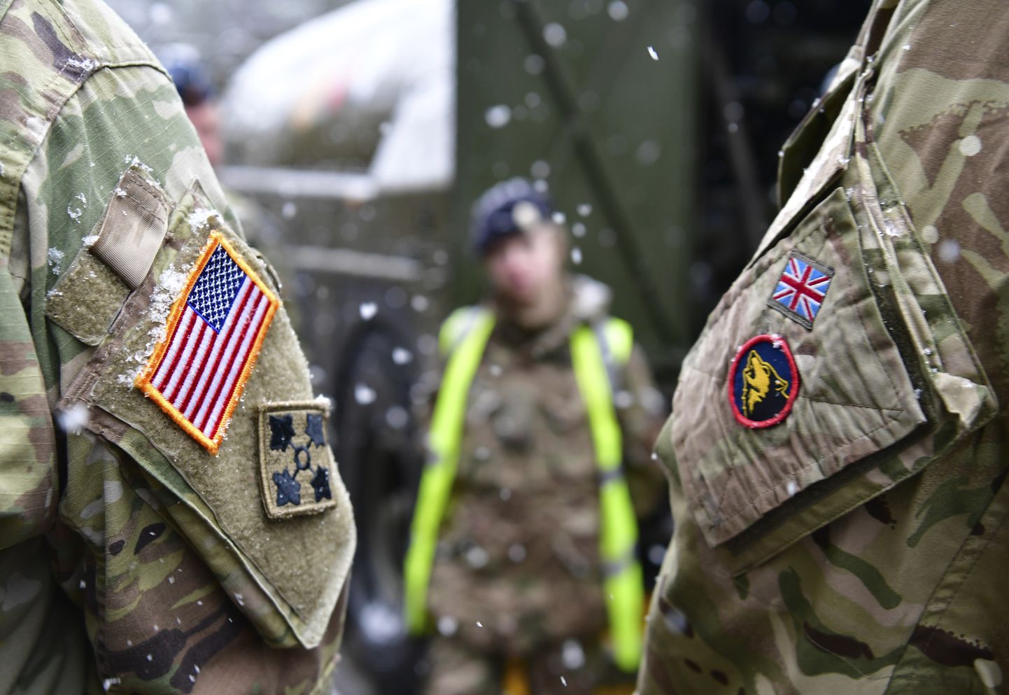Britu un amerikāņu karavīri plecu pie pleca pēc preses konferences par militārajām mācībām "Defender 2020"