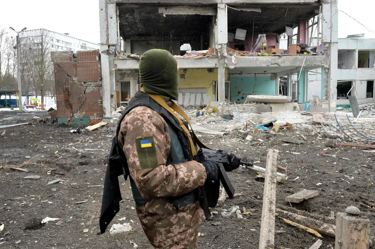 Ukraina territoriaalkaitse liige keset purustatud hooneid Harkivis.