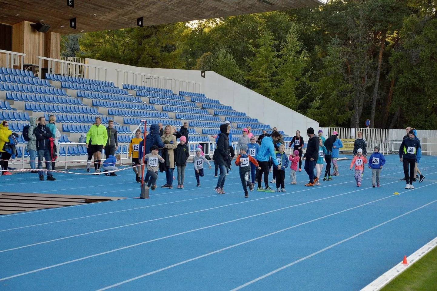 Spordinädal sai Pärnumaal hoo sisse Rannastaadionil Cooperi testiga, kus 12 minutiga tuli läbida võimalikult palju meetreid.