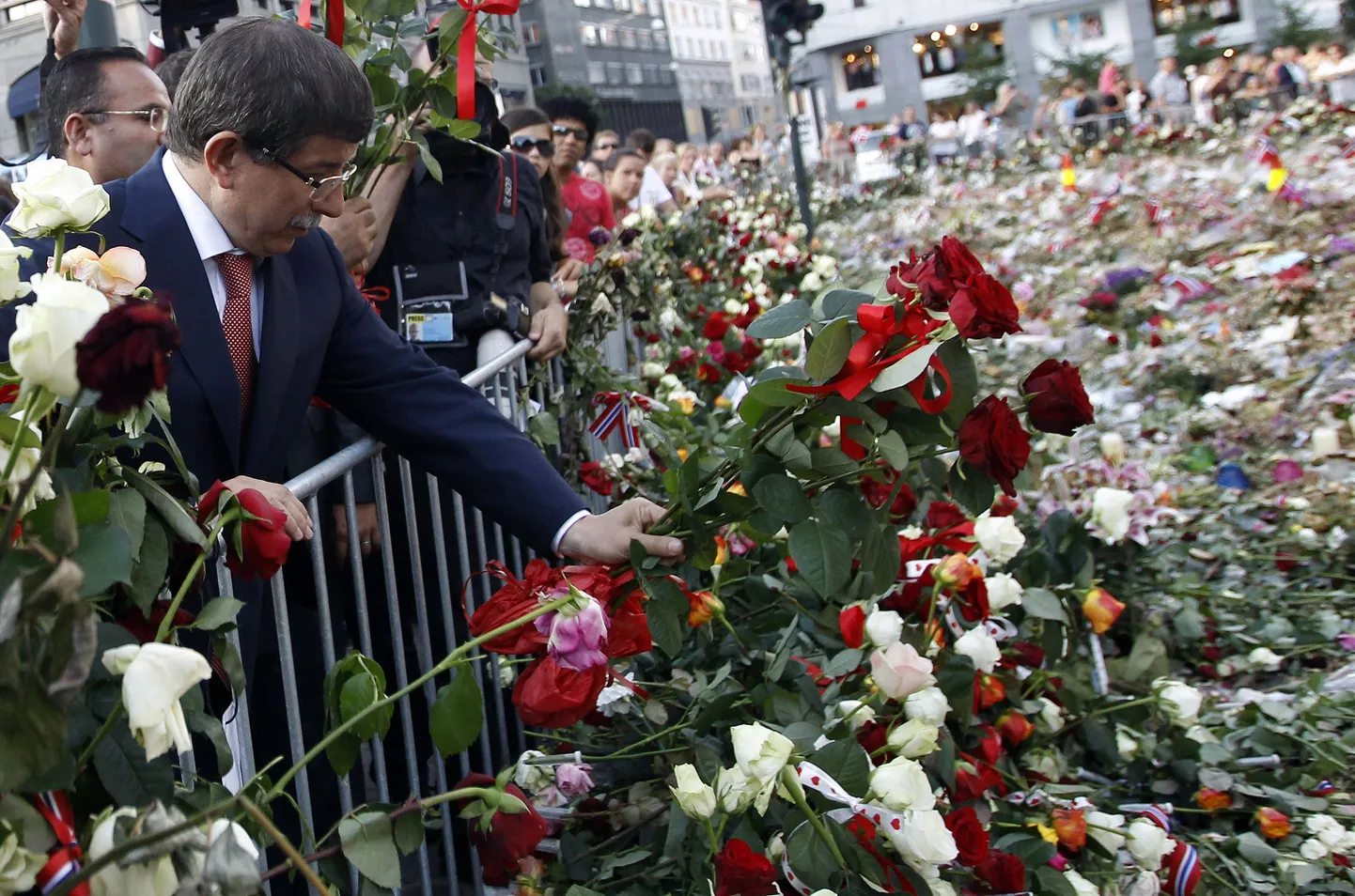 Lillemeri massitulistamise ohvrite mälestuseks Oslo katedraali ees 1. augustil. Esiplaanil Türgi välisminister Ahmet Davutoglu.