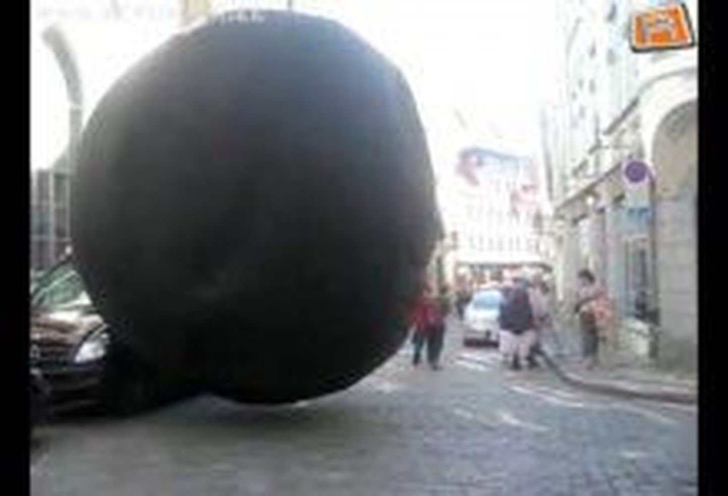 В Старом городе людей преследовал огромный черный шар