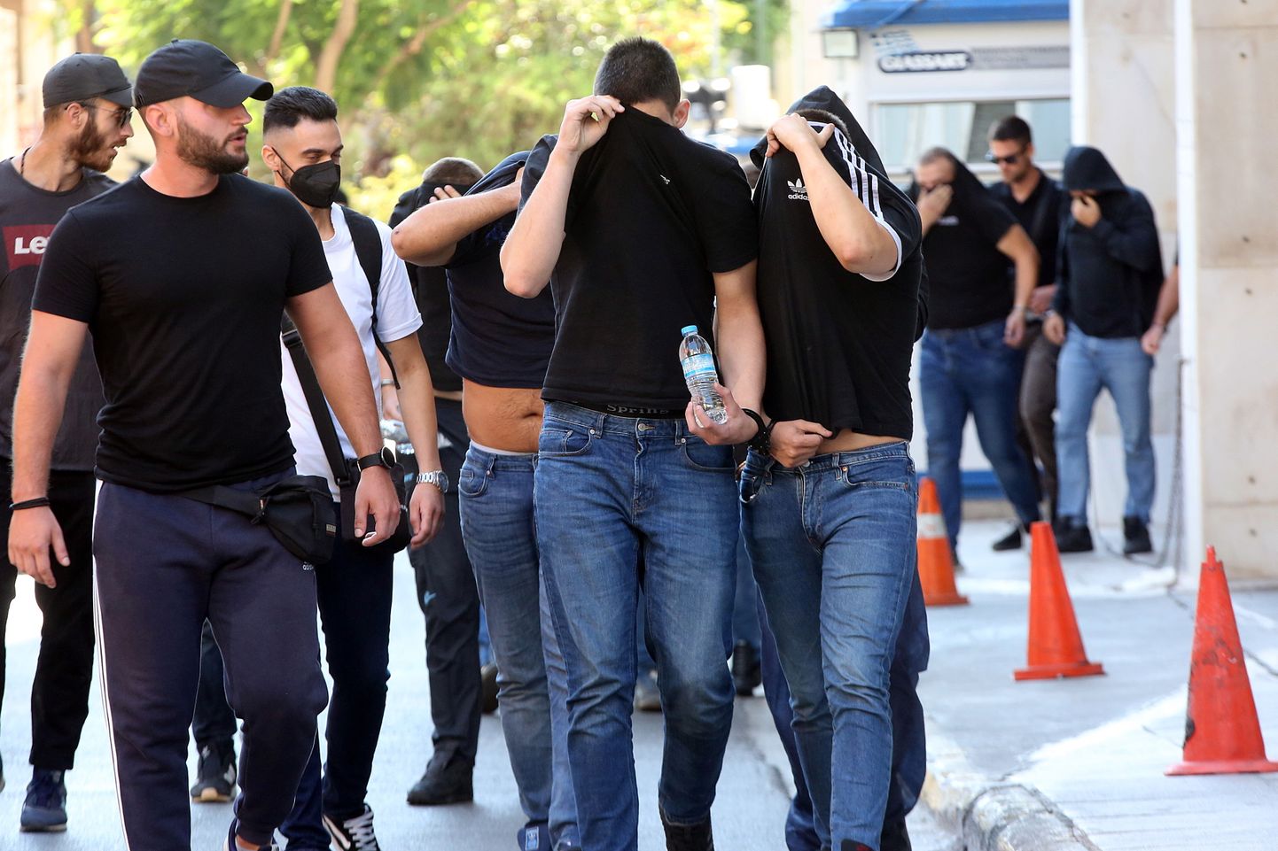 Ateenas vahistatud jalgpallifännid