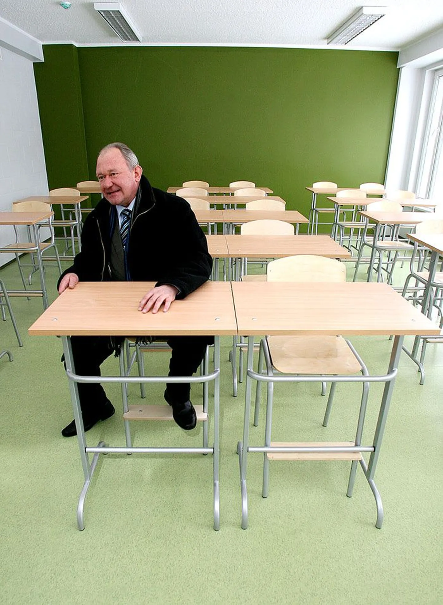 Puhja vallavanem Vahur Jaakma proovis eile järele Puhja gümnaasiumi algklassidele ostetud uued kõrged pingid. «Täitsa vahva,» kiitis vallavanem. «Nüüd ei pea õpetaja enam madalate laudade kohal küürutama.»