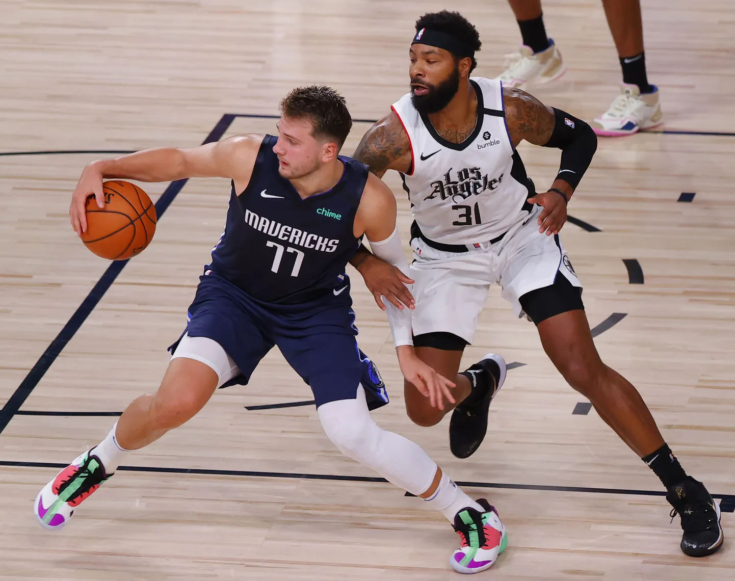 Luka Doncic palliga Marcus Morrise vastu mängimas.