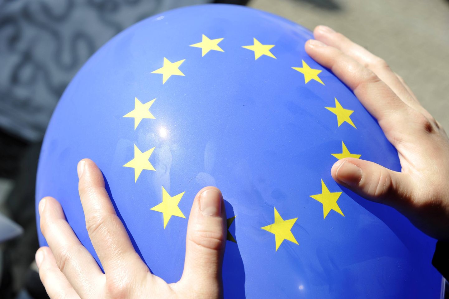 Euroopa Liidu sümbol õhupallil. Euroala majandus lasti teises kvartalis õhust üsna tühjaks.