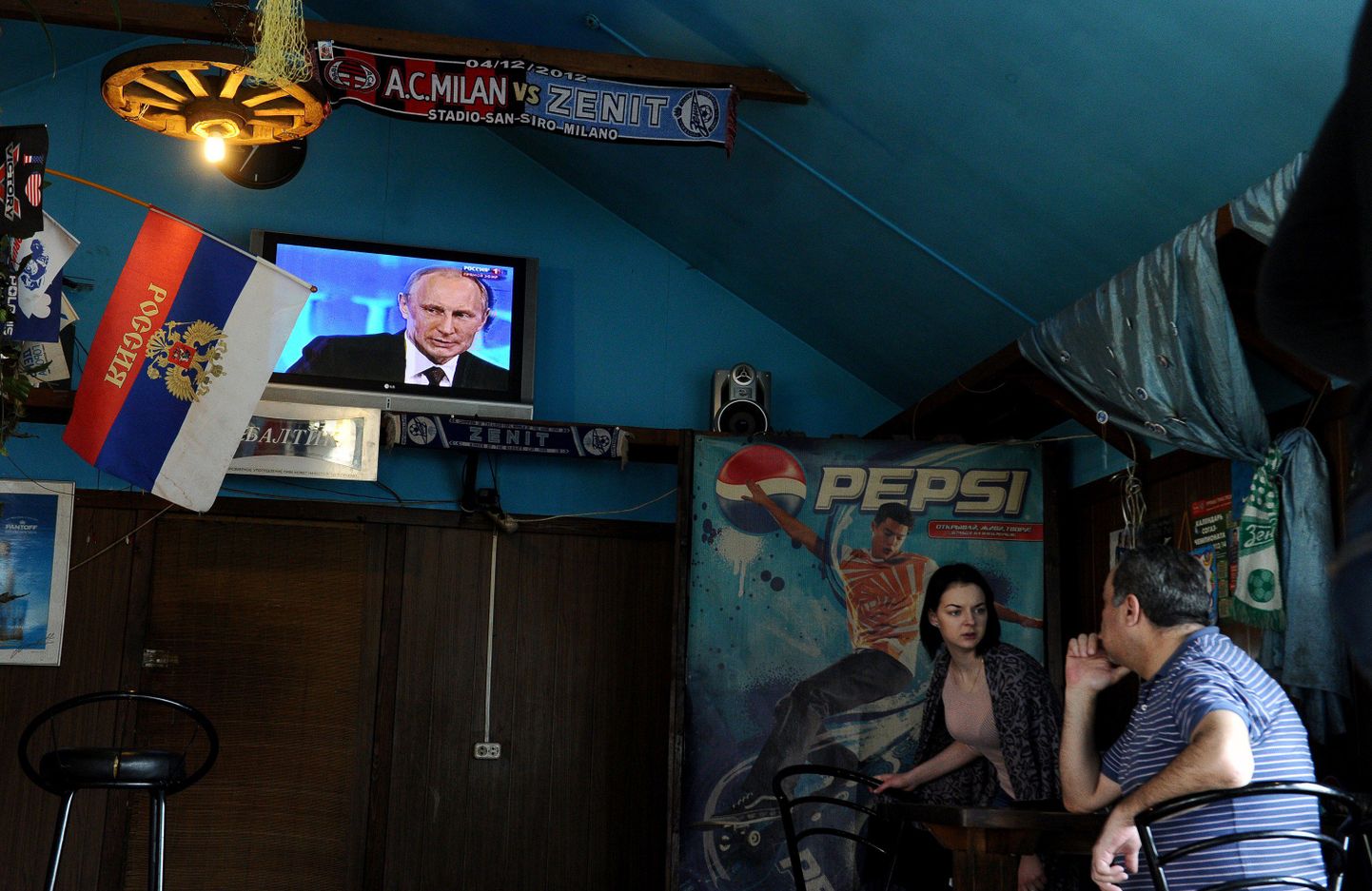 2014: Peterburi elanikud Putini otseliini jälgimas.