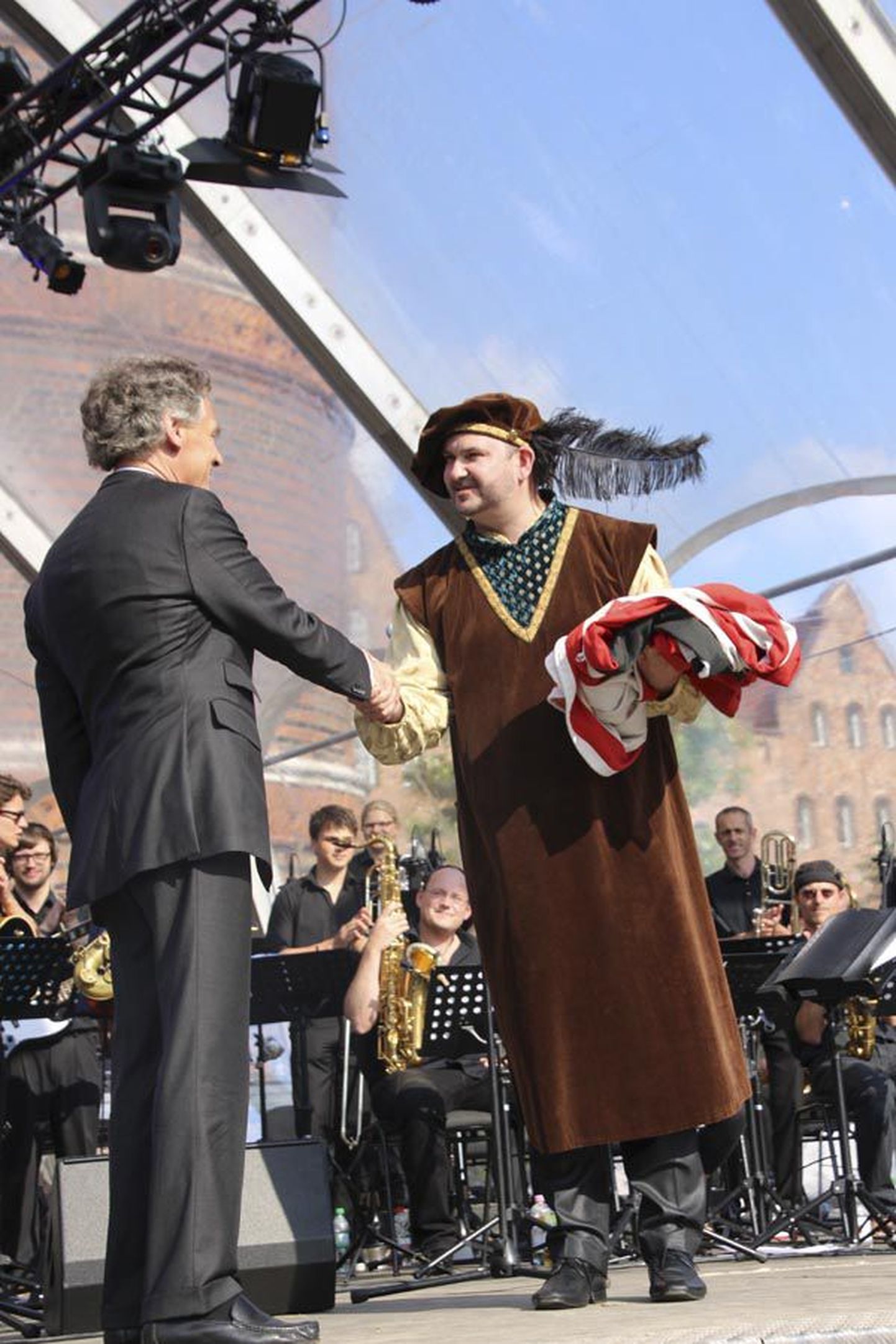 Lübecki linnapea Bernd Saxe (vasakul) ulatas pühapäeval rahvusvaheliste hansapäevade lõpetamisel Viljandi linnapeale Ando Kivibergile hansalinnade liidu lipu. Nüüd on suurürituse teatepulk meie käes.