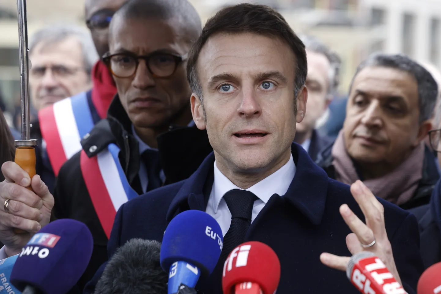 Emmanuel Macron rääkimas ajakirjanikele Saint-Denis olümpiaküla avamisel.