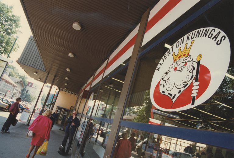 Историческая реклама «Клиент - король!» во второй половине 1990-х на тогдашнем Tallinna Kaubahall (ныне сетевой супермаркет Rimi на улице Айа).