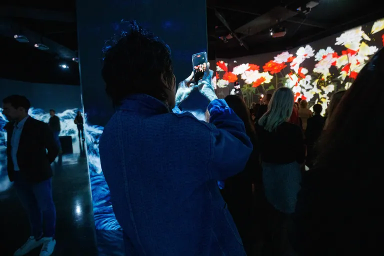 Näituse «teamLab. Hõljuvad õied igavikumeres» avamine Kumus.